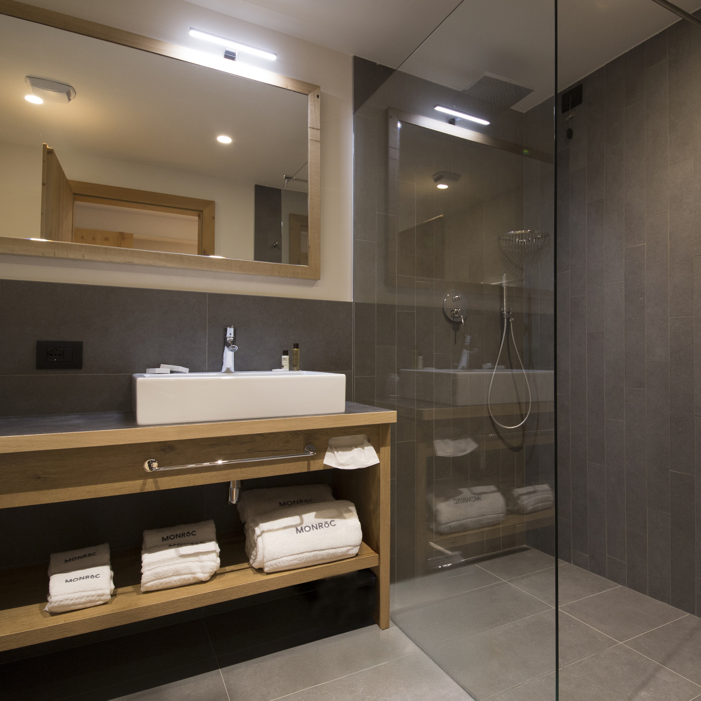 MONROC room bath with shower