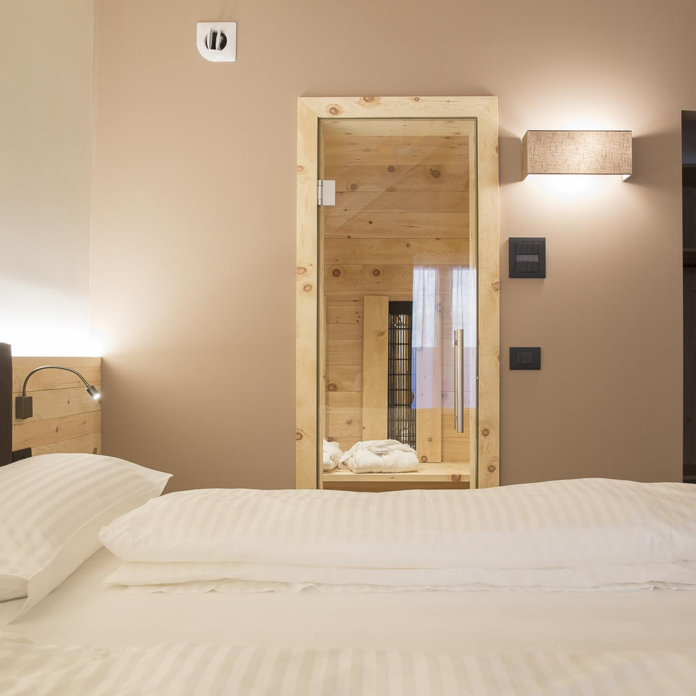 monroc-SUITE -room -2-1400x1400