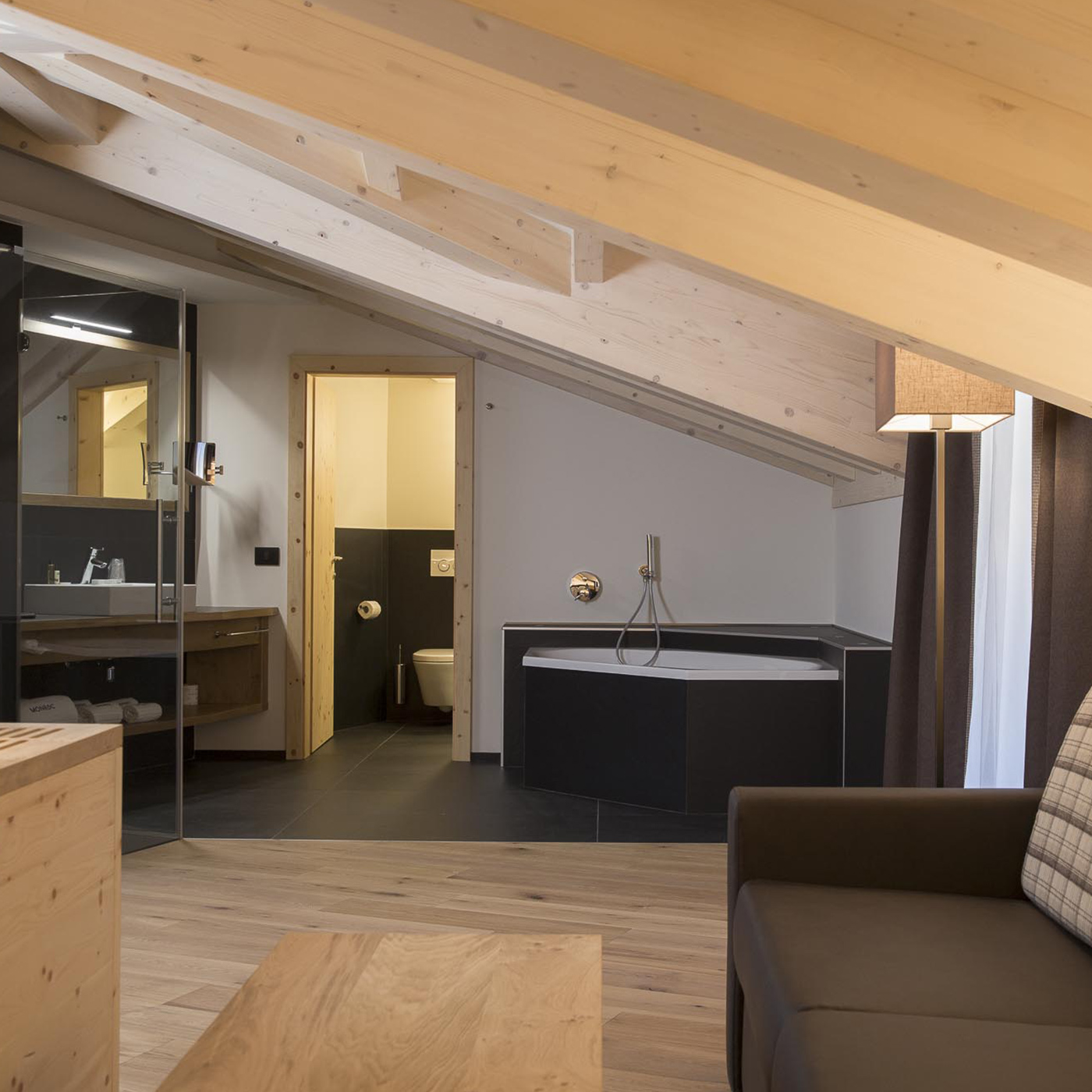Monroc Suite bathtub