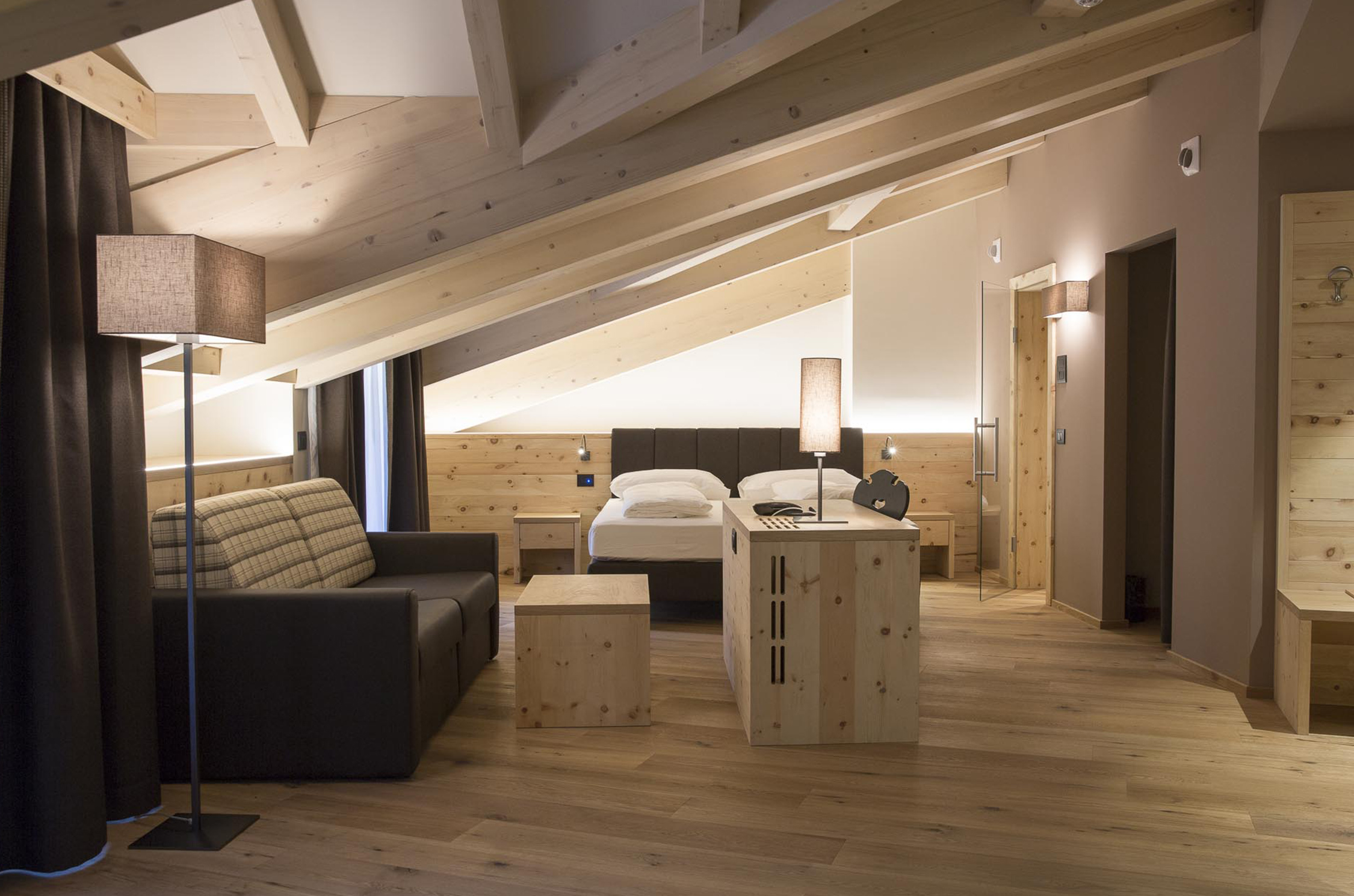 Monroc Suite sauna bathtub